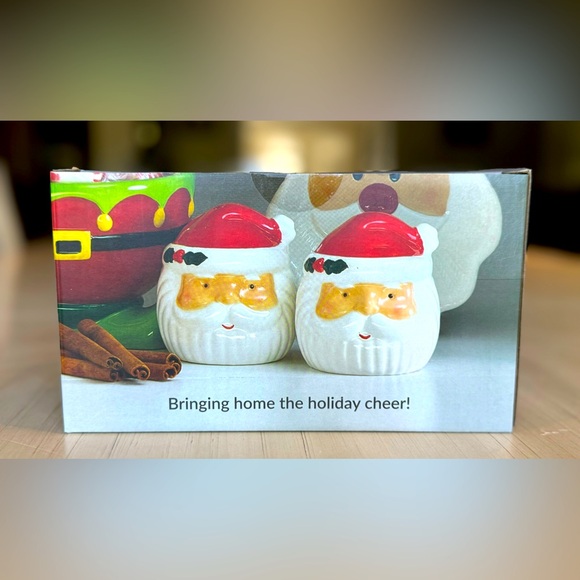 NIB - CW Home - Set of 2 Holly Santa Salt & Pepper Shakers - Picture 3 of 6